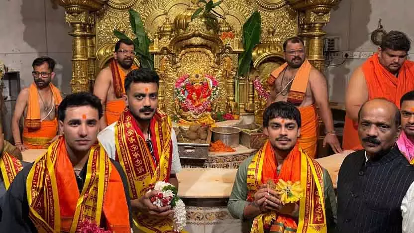 Ishan Kishan, अभिषेक शर्मा और अक्षर पटेल ने मुंबई के सिद्धिविनायक मंदिर में आशीर्वाद लिया Ishan Kishan, अभिषेक शर्मा और अक्षर पटेल ने मुंबई के सिद्धिविनायक मंदिर में आशीर्वाद लिया