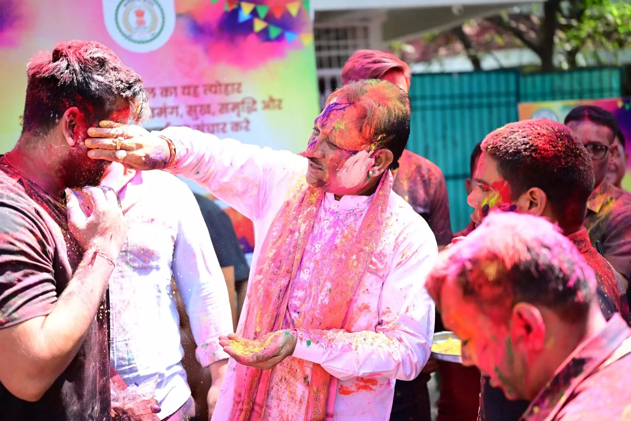 रंग, राग और रिश्तों की मधुर अनुभूति से सजा मुख्यमंत्री निवास…विष्णुदेव साय ने खेली होली रंग, राग और रिश्तों की मधुर अनुभूति से सजा मुख्यमंत्री निवास…विष्णुदेव साय ने खेली होली