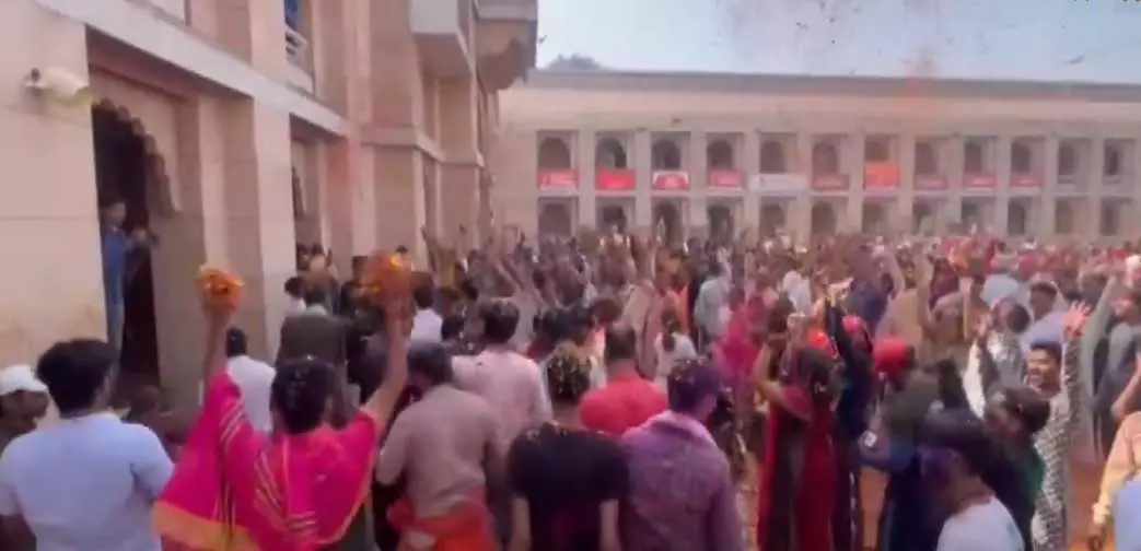 Varanasi के घाटों पर रंगों की धूम, हाई अलर्ट में पुलिस Varanasi के घाटों पर रंगों की धूम, हाई अलर्ट में पुलिस