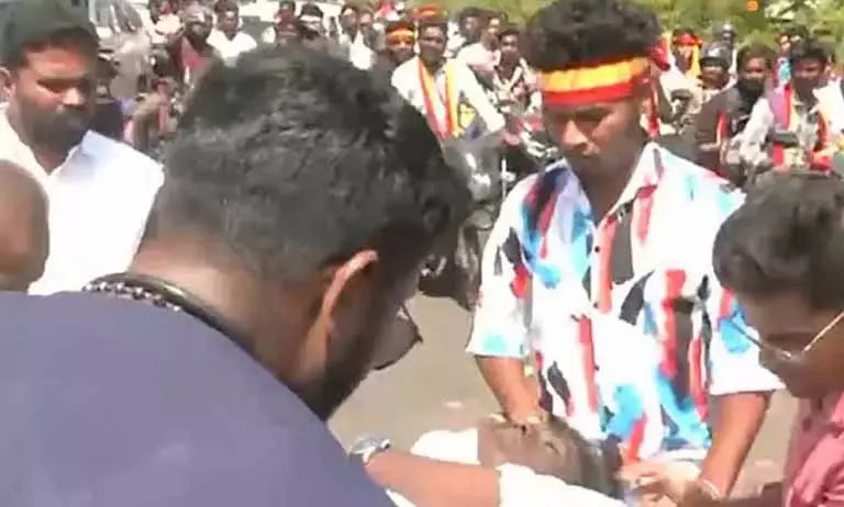 Tiruchi में विजय के काफिले का पीछा कर रहे कॉलेज के लड़के का एक्सीडेंट हो गया Tiruchi में विजय के काफिले का पीछा कर रहे कॉलेज के लड़के का एक्सीडेंट हो गया