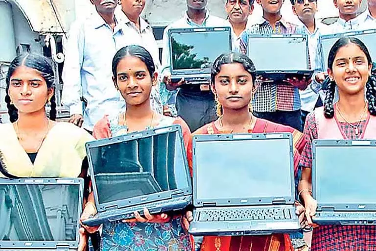Laptop Scheme: 10 लाख स्टूडेंट्स को टारगेट करने वाला पहला फेज़ लगभग पूरा हो गया है Laptop Scheme: 10 लाख स्टूडेंट्स को टारगेट करने वाला पहला फेज़ लगभग पूरा हो गया है