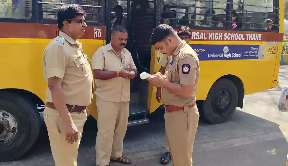 Mumbai: आरटीओ की बड़ी कार्रवाई, नियम तोड़ने वाली बसें पकड़ी गईं Mumbai: आरटीओ की बड़ी कार्रवाई, नियम तोड़ने वाली बसें पकड़ी गईं