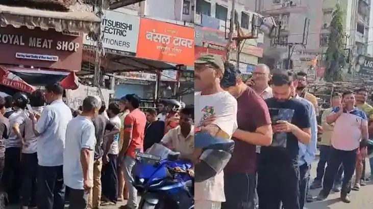 मटन दुकान में उमड़ी भीड़, बुलानी पड़ी पुलिस, अफरा-तफरी का माहौल बना मटन दुकान में उमड़ी भीड़, बुलानी पड़ी पुलिस, अफरा-तफरी का माहौल बना