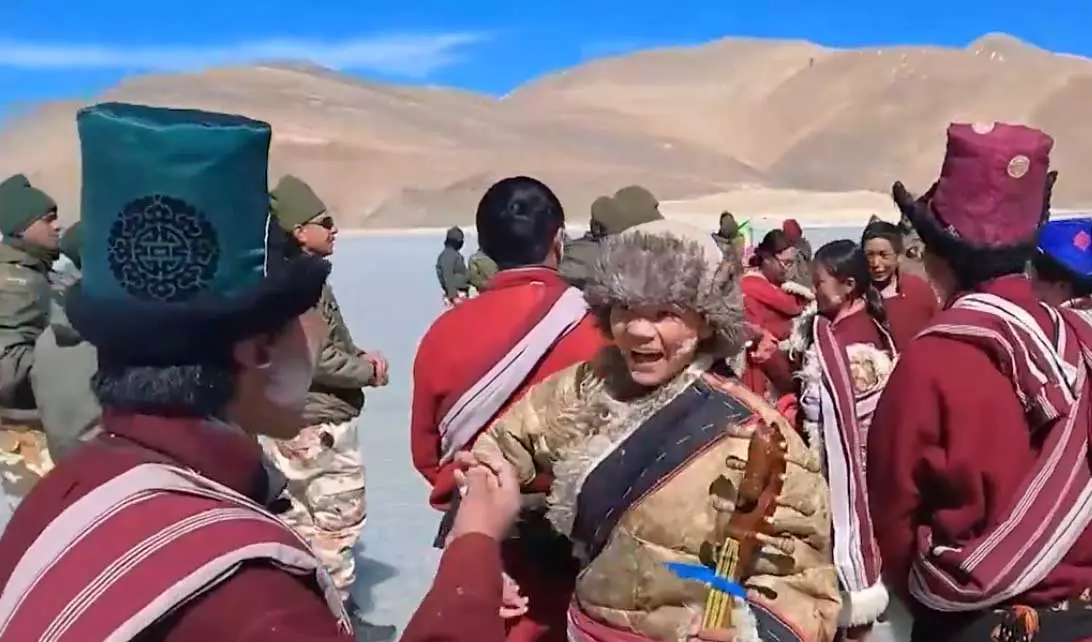 लद्दाख: पैंगोंग झील पर ITBP जवानों ने स्थानीय लोगों संग मनाई होली लद्दाख: पैंगोंग झील पर ITBP जवानों ने स्थानीय लोगों संग मनाई होली
