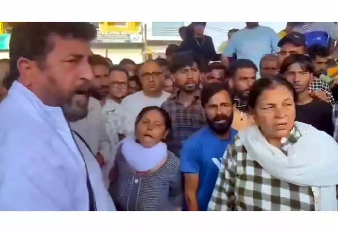Hiranagar में वेंडरों ने म्युनिसिपल कमेटी के खिलाफ प्रदर्शन किया Hiranagar में वेंडरों ने म्युनिसिपल कमेटी के खिलाफ प्रदर्शन किया