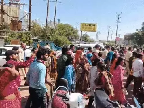 इलाज के दौरान मरीज की मौत, अस्पताल में हंगामा, पुलिस पर भी पथराव इलाज के दौरान मरीज की मौत, अस्पताल में हंगामा, पुलिस पर भी पथराव