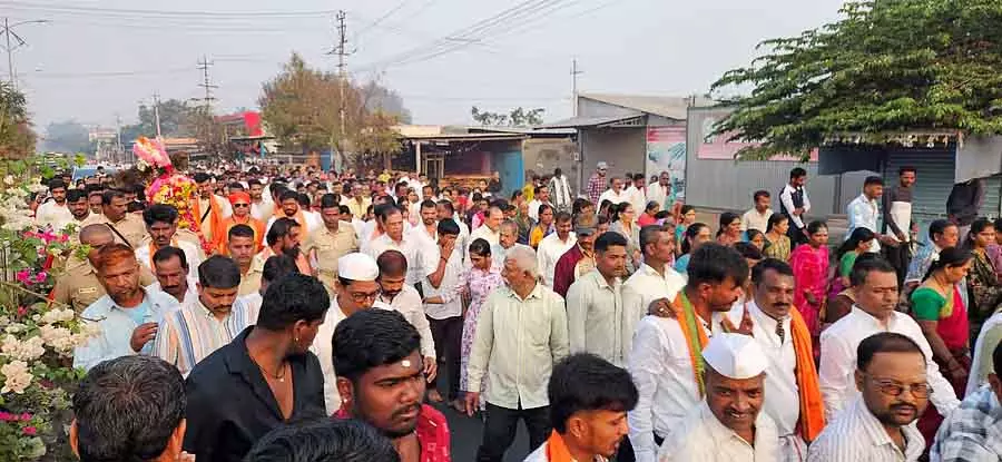 Mahalingapura : कंबी मल्लया श्रीशैल के लिए रवाना हुए Mahalingapura : कंबी मल्लया श्रीशैल के लिए रवाना हुए