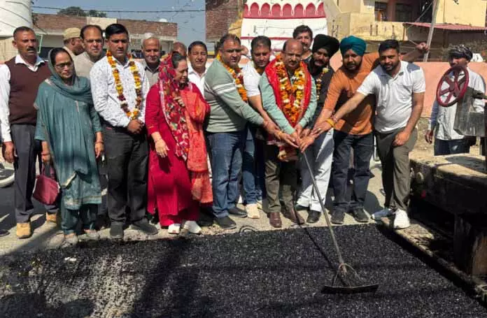 MLA ने सड़क पर तारकोल बिछाने का काम शुरू कराया MLA ने सड़क पर तारकोल बिछाने का काम शुरू कराया