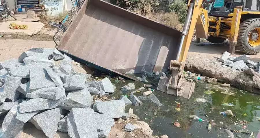 Karnataka : ड्रेनेज और सड़क का काम चल रहा है Karnataka : ड्रेनेज और सड़क का काम चल रहा है