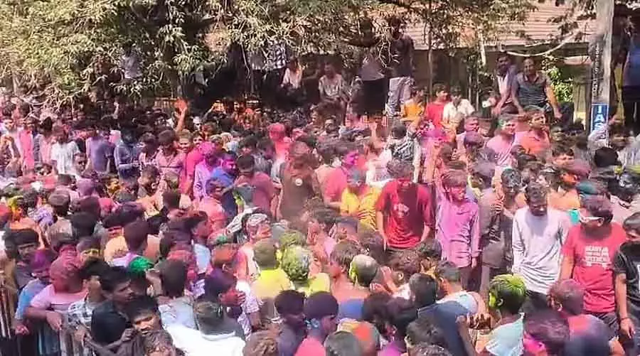Holi in Dharwad : खूब संगीत, नाचते-गाते और मस्ती करते युवा Holi in Dharwad : खूब संगीत, नाचते-गाते और मस्ती करते युवा