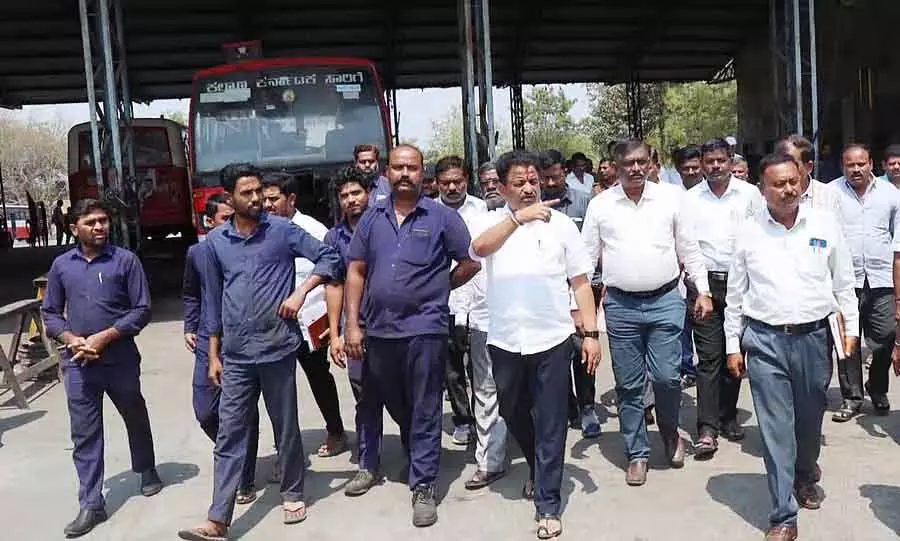 सिंदगी ट्रांसपोर्ट यूनिट को 30 बसों की कमी का सामना करना पड़ रहा है: KSRTC स्टाफ सिंदगी ट्रांसपोर्ट यूनिट को 30 बसों की कमी का सामना करना पड़ रहा है: KSRTC स्टाफ