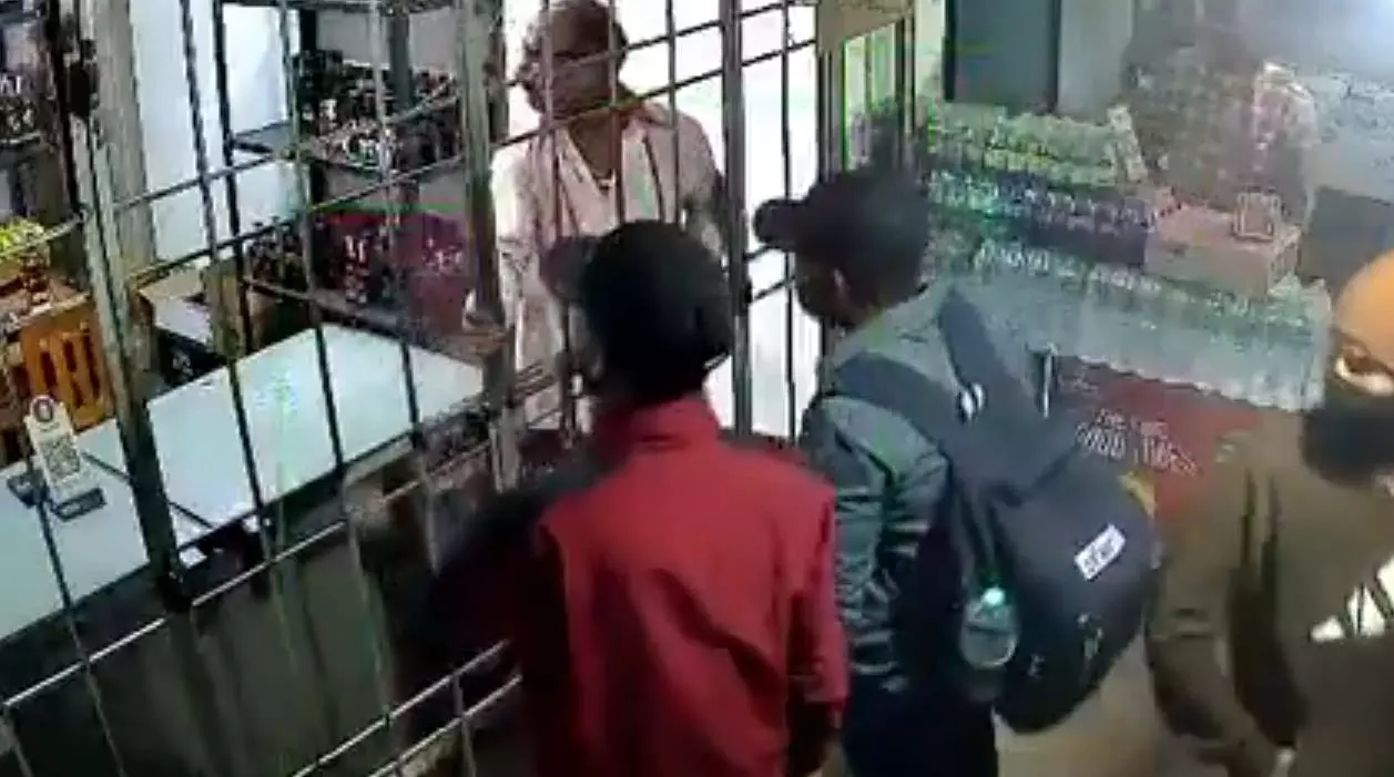 तांडव: शराब दुकान पर ताबड़तोड़ फायरिंग, CCTV में कैद हुई अपराधियों की करतूत तांडव: शराब दुकान पर ताबड़तोड़ फायरिंग, CCTV में कैद हुई अपराधियों की करतूत