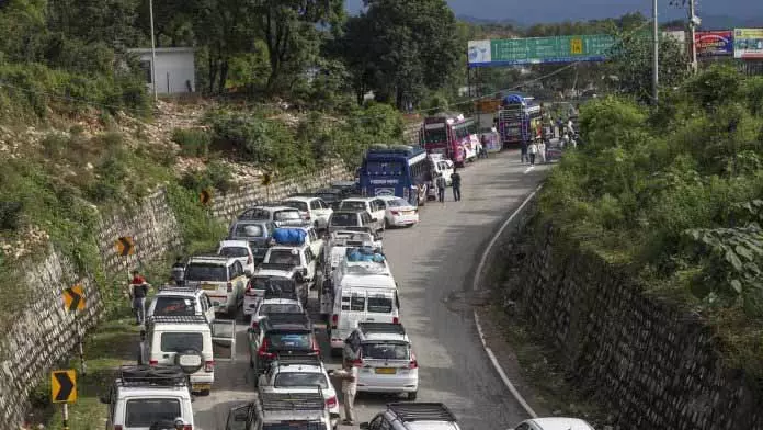 जम्मू-पुंछ NH पर यातायात बाधित जम्मू-पुंछ NH पर यातायात बाधित