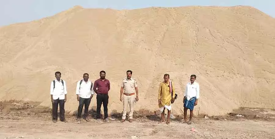 Yadgir : 2.68 लाख मीट्रिक टन रेत ज़ब्त की गई Yadgir : 2.68 लाख मीट्रिक टन रेत ज़ब्त की गई
