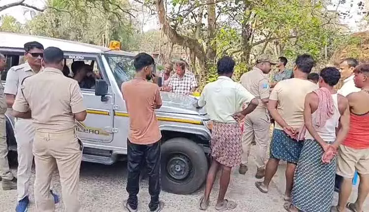 Bhadrak village में डीजे विवाद के बाद ग्रुप में झड़प, 12 घायल, 3 की हालत गंभीर Bhadrak village में डीजे विवाद के बाद ग्रुप में झड़प, 12 घायल, 3 की हालत गंभीर