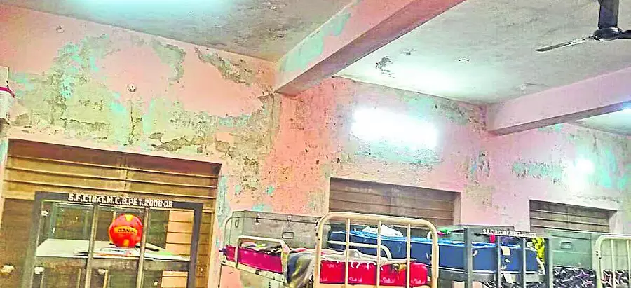 Bangarpet: एक टूटे-फूटे हॉस्टल में रह रही हैं लड़कियां Bangarpet: एक टूटे-फूटे हॉस्टल में रह रही हैं लड़कियां