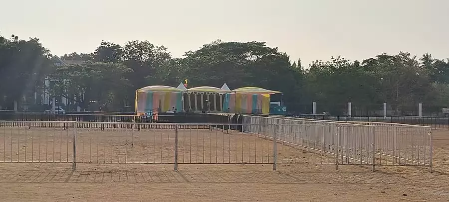 Hampi होली मनाने के लिए तैयार है Hampi होली मनाने के लिए तैयार है