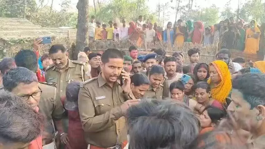 21 वर्षीय युवक की बेरहमी से हत्या, शव सड़क किनारे गड्ढे में मिला 21 वर्षीय युवक की बेरहमी से हत्या, शव सड़क किनारे गड्ढे में मिला