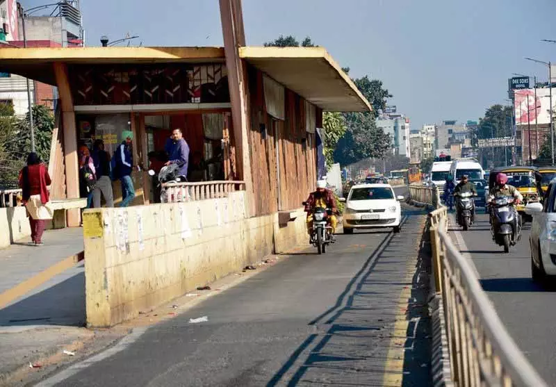 अमृतसर के BRTS कॉरिडोर में ट्रैफिक नियम तोड़ने पर पुलिस ने गाड़ी चलाने वालों का चालान काटा अमृतसर के BRTS कॉरिडोर में ट्रैफिक नियम तोड़ने पर पुलिस ने गाड़ी चलाने वालों का चालान काटा