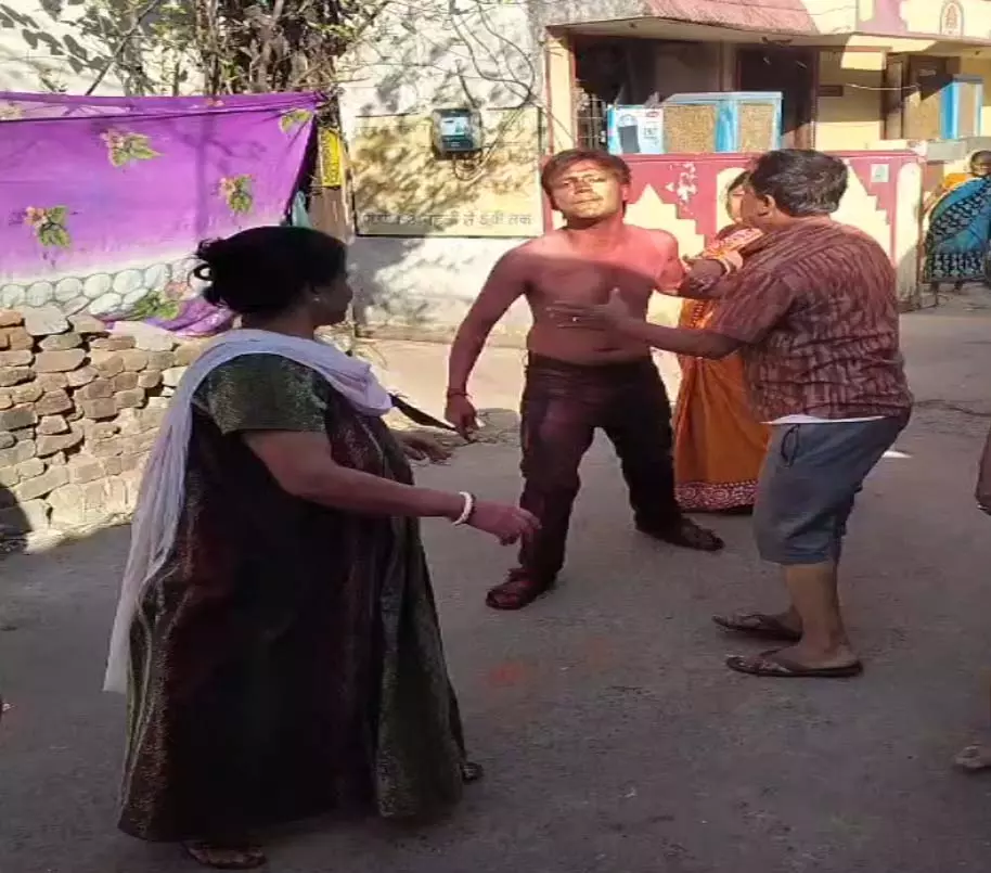 Raipur Breaking: संतोषीनगर में बवाल, पत्थर से सिर फोड़ा, देखें LIVE VIDEO... Raipur Breaking: संतोषीनगर में बवाल, पत्थर से सिर फोड़ा, देखें LIVE VIDEO...