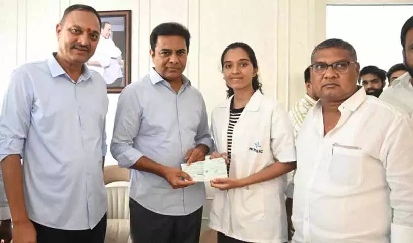 KTR ने 16 एमबीबीएस छात्रों को चेक वितरित किए KTR ने 16 एमबीबीएस छात्रों को चेक वितरित किए