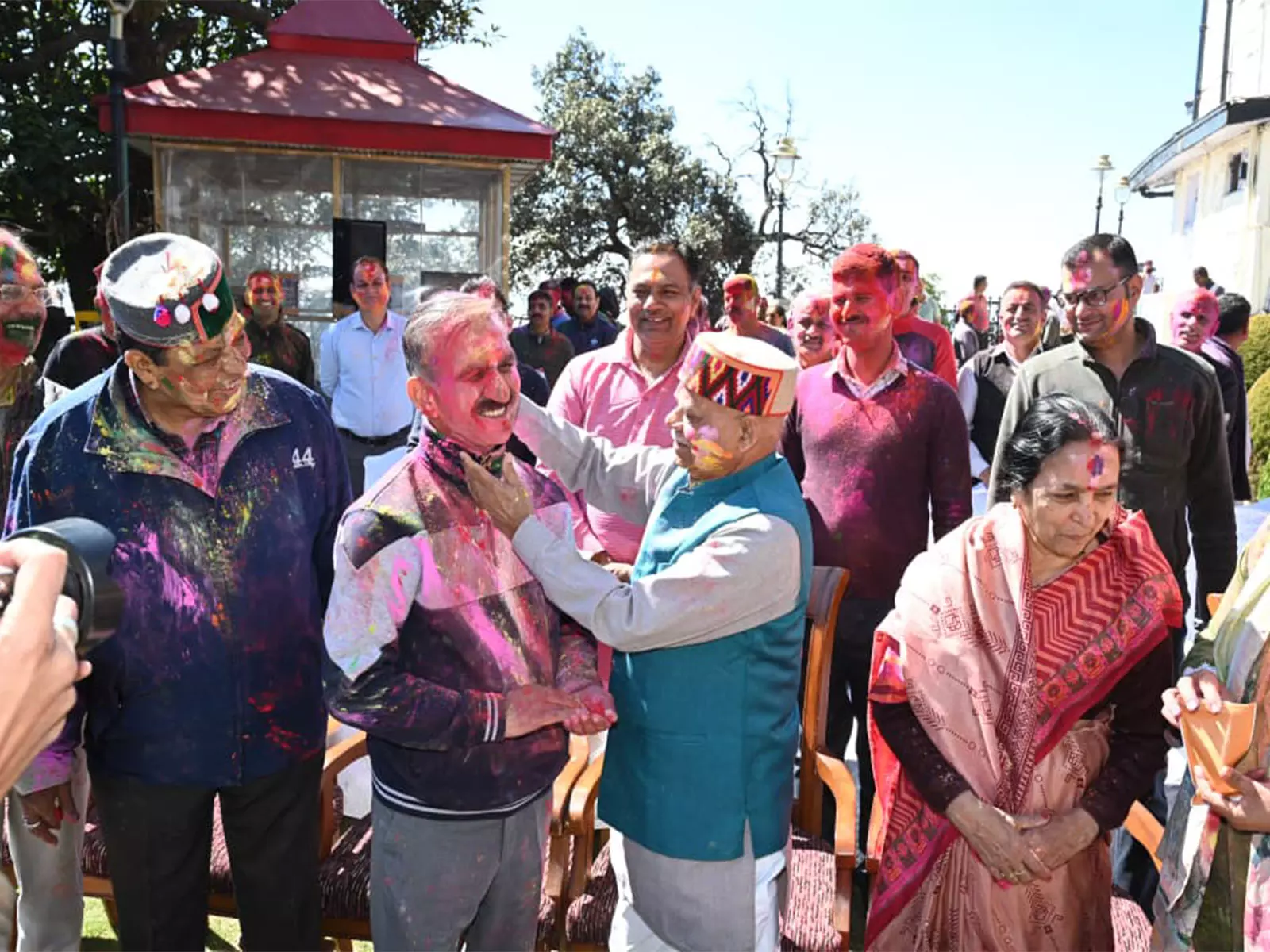 हिमाचल के राज्यपाल और CM सुखू ने लोक भवन में होली मनाई हिमाचल के राज्यपाल और CM सुखू ने लोक भवन में होली मनाई
