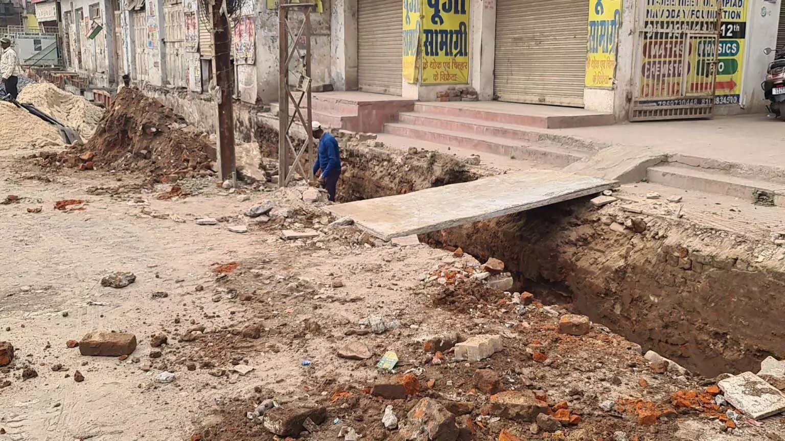 नेहरू चौक–दर्रीघाट सड़क निर्माण में पानी लीकेज, 32 करोड़ के प्रोजेक्ट पर काम जारी नेहरू चौक–दर्रीघाट सड़क निर्माण में पानी लीकेज, 32 करोड़ के प्रोजेक्ट पर काम जारी