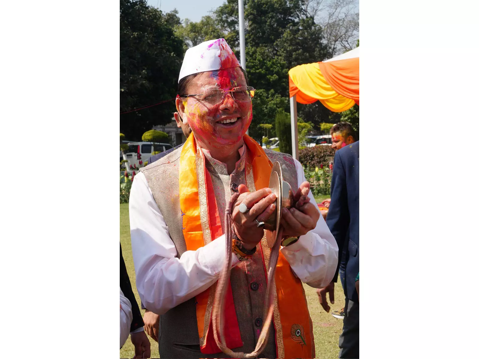 CM पुष्कर सिंह धामी ने देहरादून में सरकारी आवास पर जनता के साथ होली मनाई CM पुष्कर सिंह धामी ने देहरादून में सरकारी आवास पर जनता के साथ होली मनाई