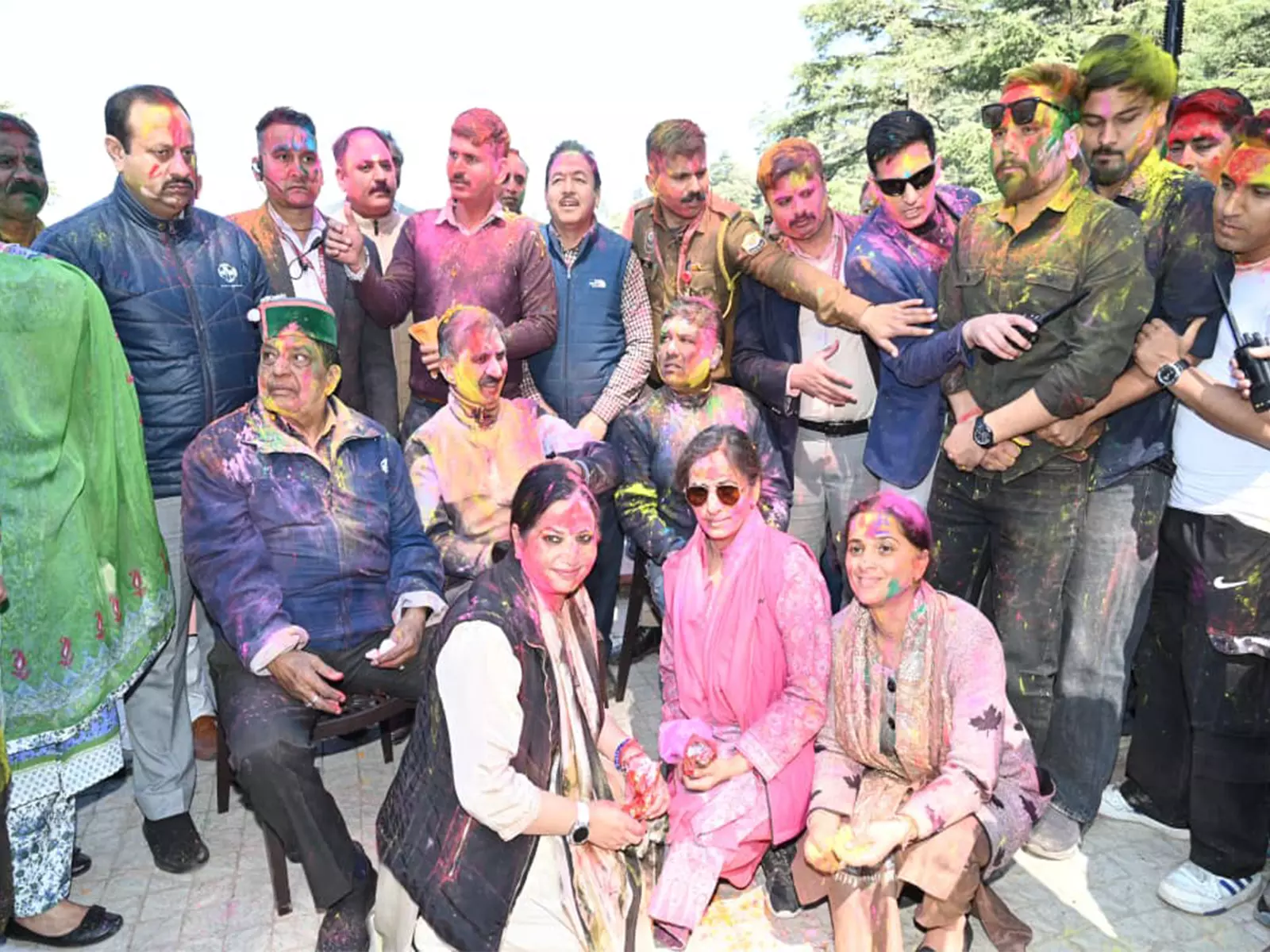 मुख्यमंत्री सुखविंदर सिंह सुक्खू ने अपने ओक ओवर आवास पर जनता के साथ Holi मनाई मुख्यमंत्री सुखविंदर सिंह सुक्खू ने अपने ओक ओवर आवास पर जनता के साथ Holi मनाई
