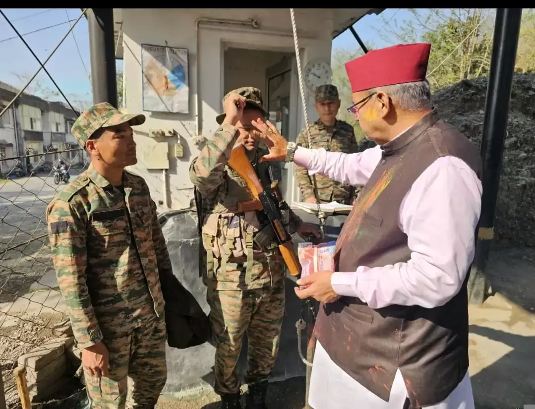 Dehradun: मंत्री गणेश जोशी ने जवानों के साथ खेली रंगों की होली Dehradun: मंत्री गणेश जोशी ने जवानों के साथ खेली रंगों की होली