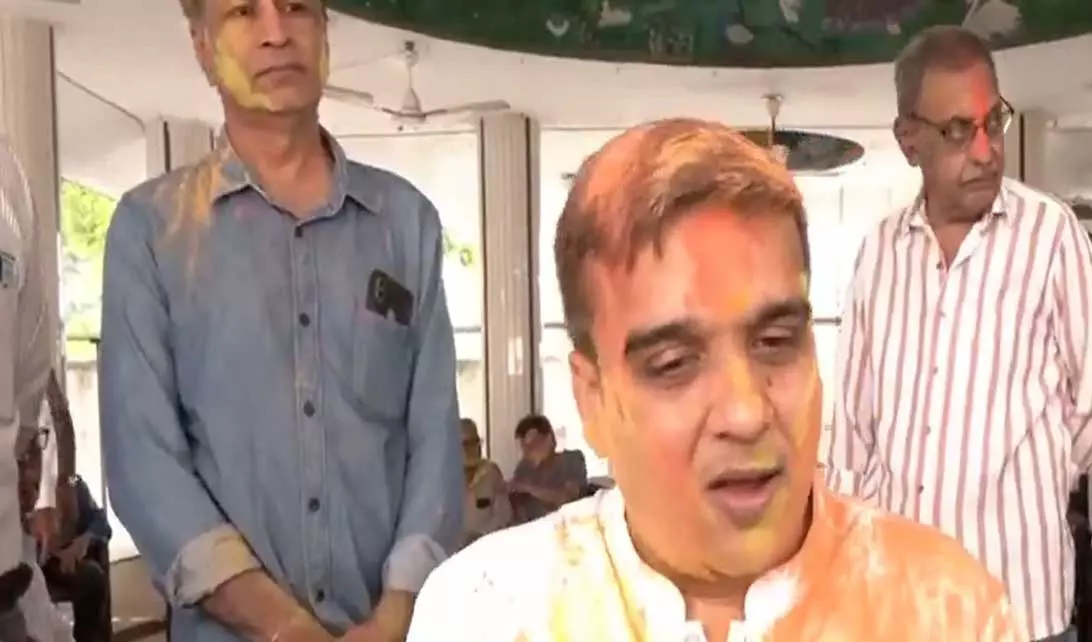 गुजरात के डिप्टी सीएम हर्ष सांघवी ने सूरत के ओल्ड-एज होम में Holi मनाई गुजरात के डिप्टी सीएम हर्ष सांघवी ने सूरत के ओल्ड-एज होम में Holi मनाई