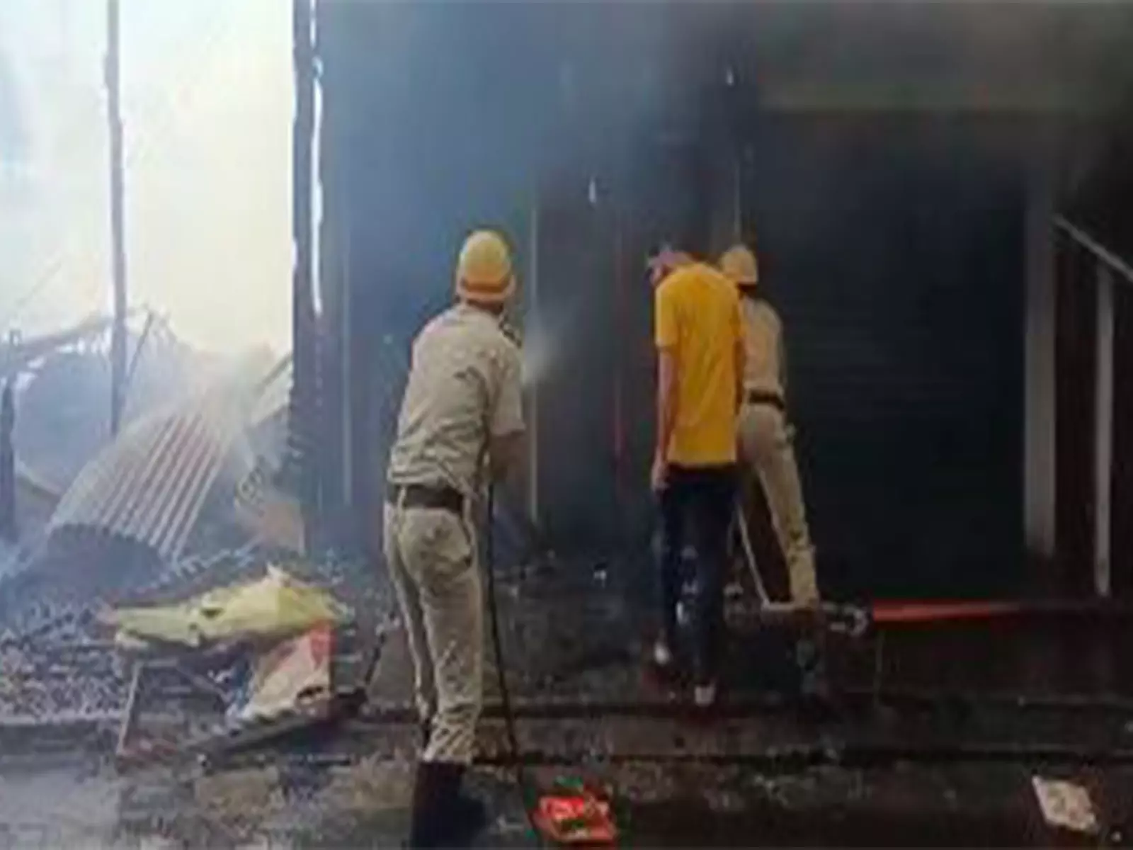 West Bengal: उत्तर 24 परगना में दुकान में लगी भीषण आग West Bengal: उत्तर 24 परगना में दुकान में लगी भीषण आग