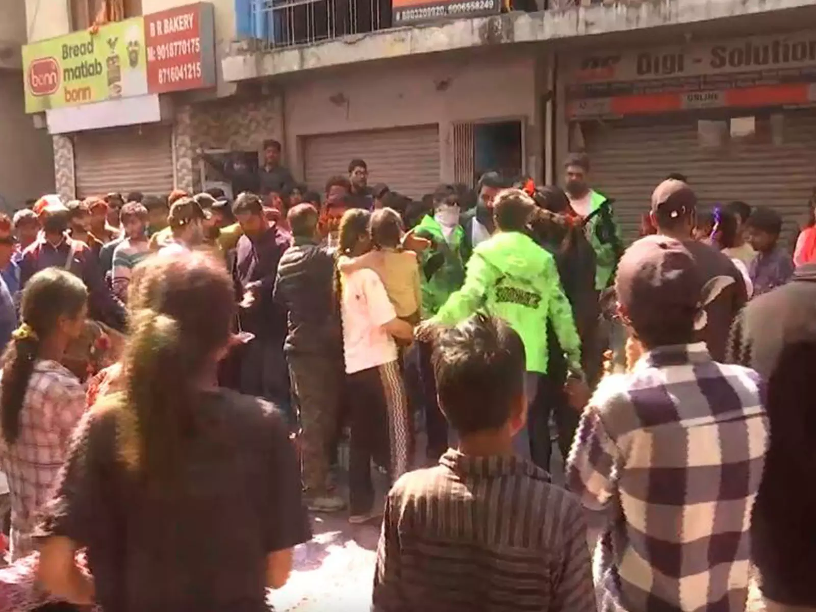 J&K के राजौरी में अनोखी बहरो देव जानकी शोभायात्रा के साथ होली मनाई गई J&K के राजौरी में अनोखी बहरो देव जानकी शोभायात्रा के साथ होली मनाई गई