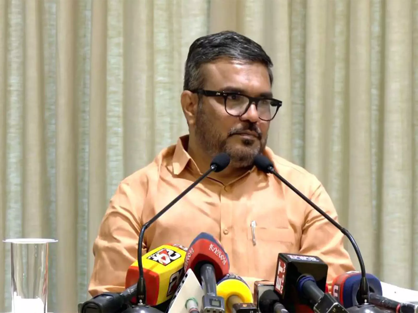 MB Rajesh का बयान: पश्चिम एशिया में गैर-निवासी केरलवासियों की सुरक्षा सुनिश्चित MB Rajesh का बयान: पश्चिम एशिया में गैर-निवासी केरलवासियों की सुरक्षा सुनिश्चित