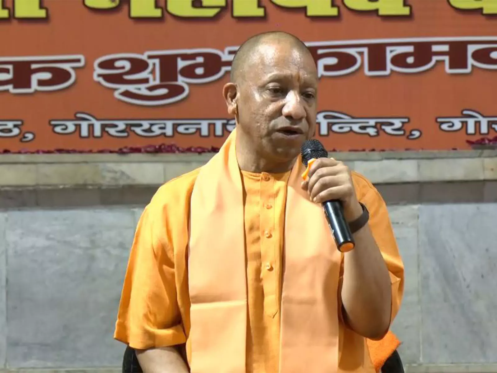 गोरखनाथ मंदिर में होली मिलन कार्यक्रम में शामिल हुए CM Yogi गोरखनाथ मंदिर में होली मिलन कार्यक्रम में शामिल हुए CM Yogi