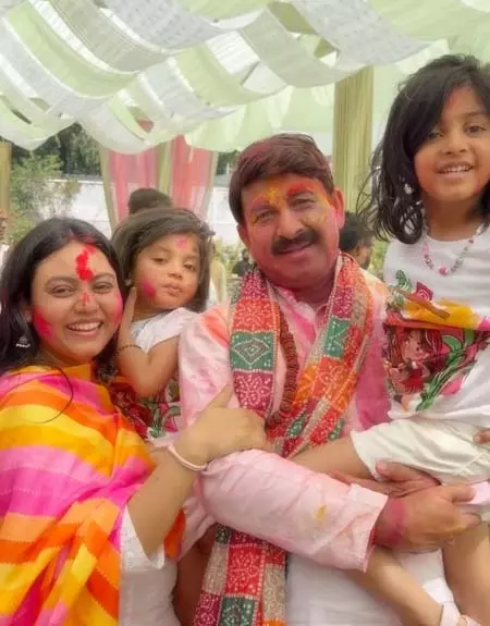 Manoj Tiwari ने परिवार संग खेली होली, शेयर कीं खूबसूरत तस्वीरें Manoj Tiwari ने परिवार संग खेली होली, शेयर कीं खूबसूरत तस्वीरें