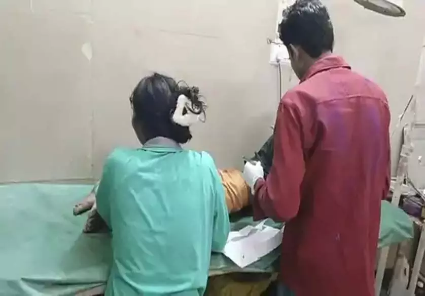 होली खेलते बच्चे पर कटर से हमला, 10 साल का नाबालिग घायल होली खेलते बच्चे पर कटर से हमला, 10 साल का नाबालिग घायल