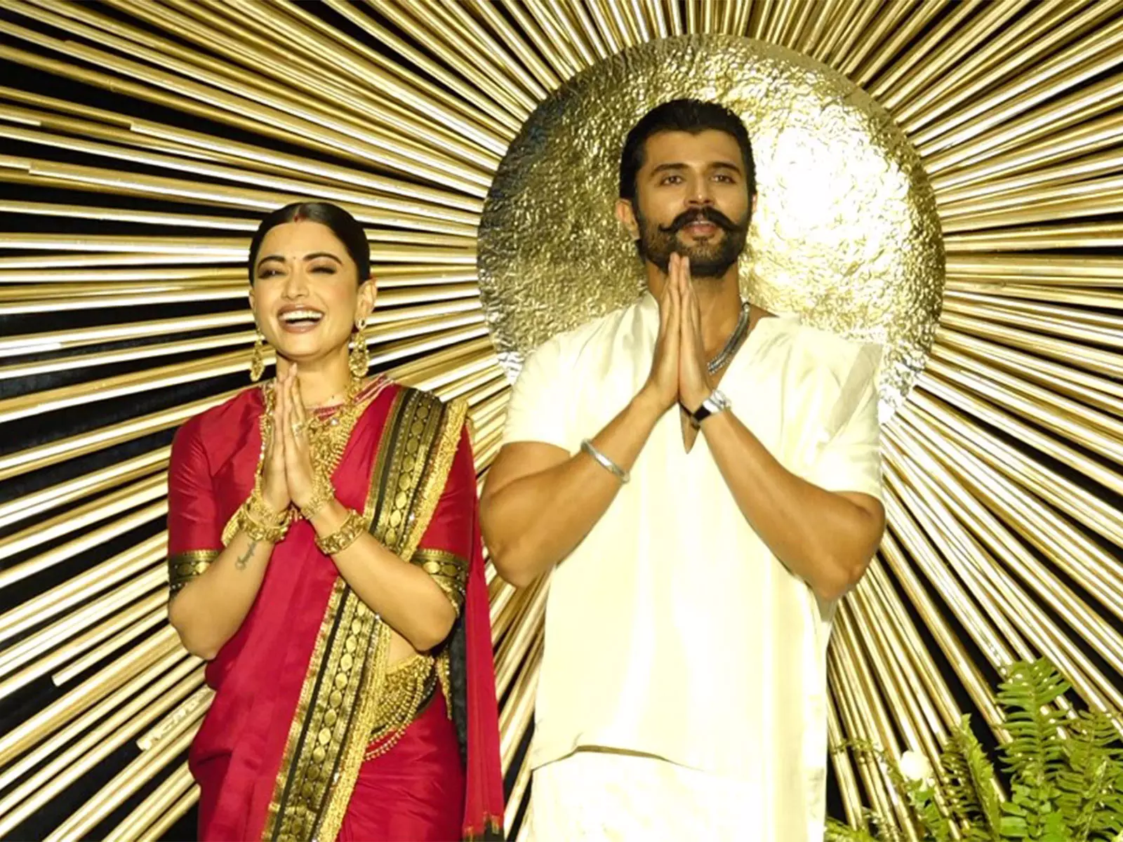 Hyderabad रिसेप्शन: रश्मिका ने दिखाया शाही अंदाज Hyderabad रिसेप्शन: रश्मिका ने दिखाया शाही अंदाज