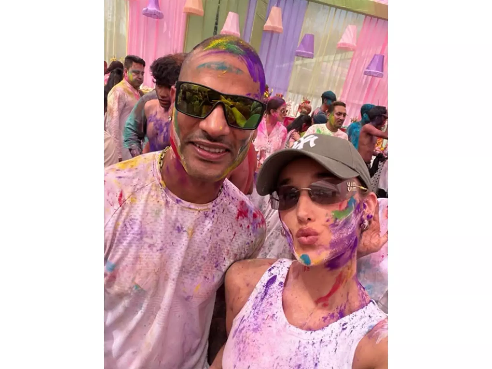 शिखर धवन ने पत्नी सोफी के साथ Holi मनाई, तस्वीरें शेयर कीं शिखर धवन ने पत्नी सोफी के साथ Holi मनाई, तस्वीरें शेयर कीं