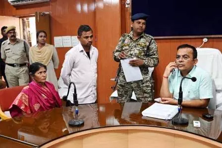 कलेक्टर महोबे ने संबंधित अधिकारियों को समयबद्ध और प्रभावी कार्रवाई के दिए निर्देश कलेक्टर महोबे ने संबंधित अधिकारियों को समयबद्ध और प्रभावी कार्रवाई के दिए निर्देश