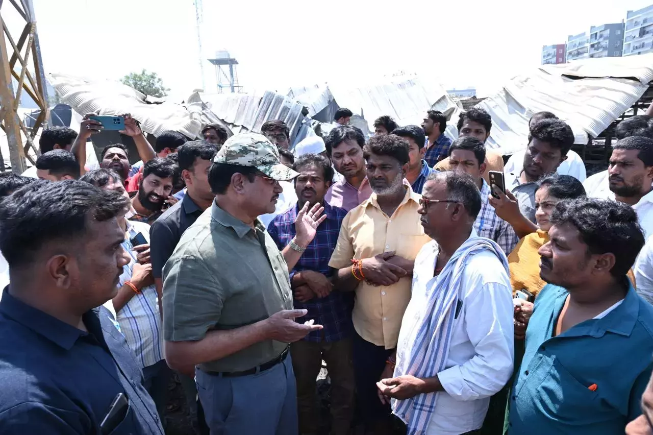 Telangana : हाइड्रा प्रमुख ने बाचुपल्ली अग्नि स्थल का दौरा किया Telangana : हाइड्रा प्रमुख ने बाचुपल्ली अग्नि स्थल का दौरा किया