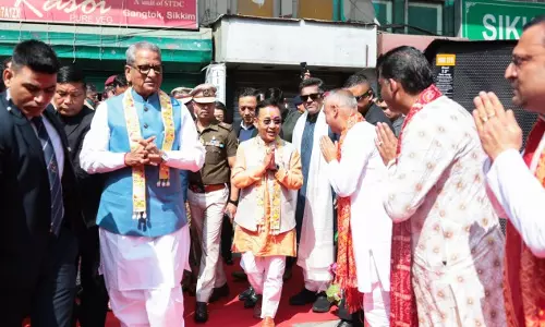 Sikkim: एमजी मार्ग पर होली का जश्न