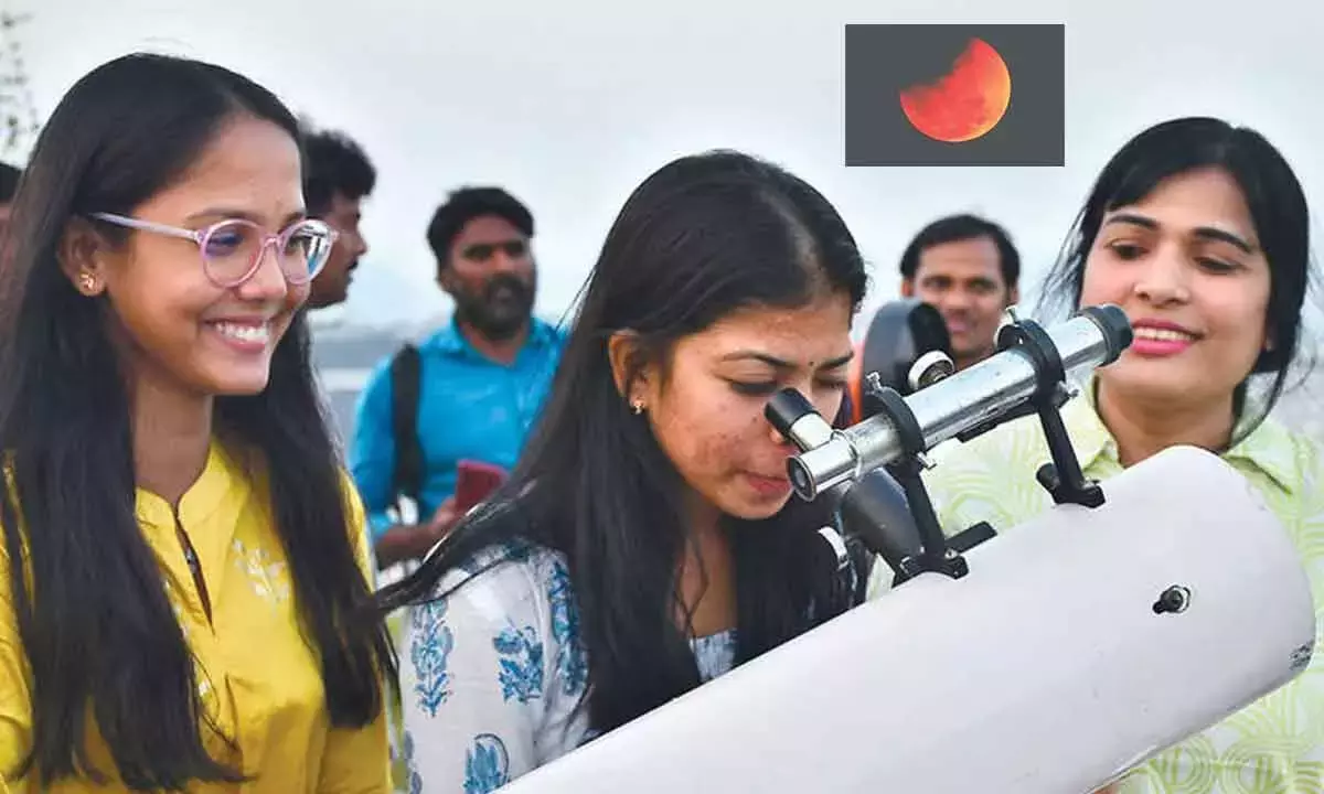 Andhra: गांधी हिल के विज़िटर्स ने चंद्र ग्रहण देखा Andhra: गांधी हिल के विज़िटर्स ने चंद्र ग्रहण देखा