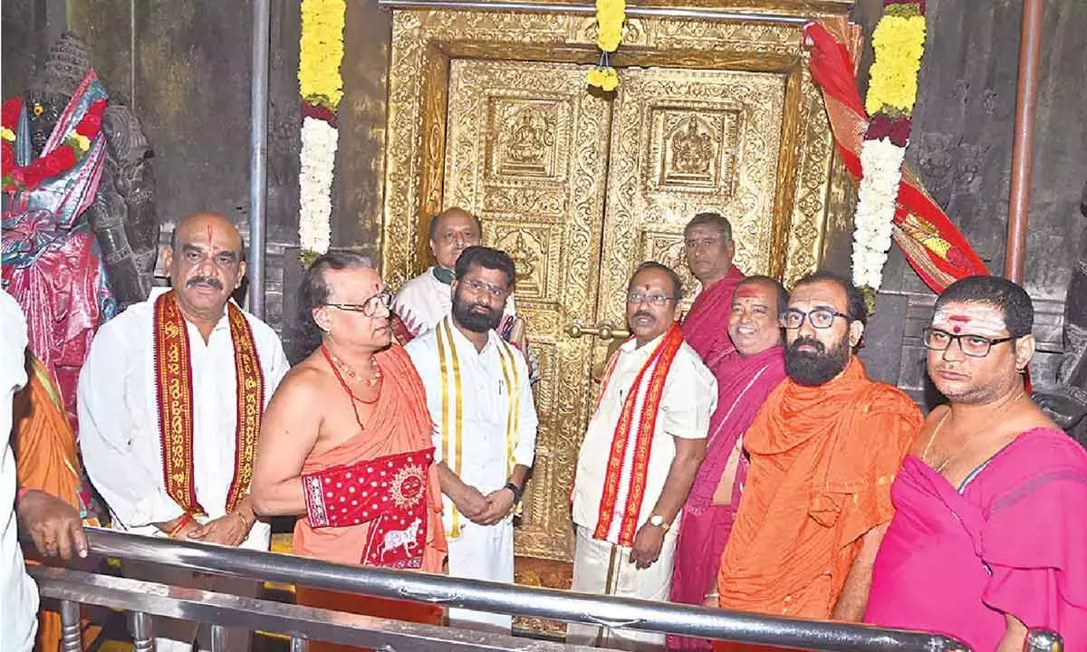 Andhra: आंशिक चंद्र ग्रहण के कारण मंदिर बंद Andhra: आंशिक चंद्र ग्रहण के कारण मंदिर बंद