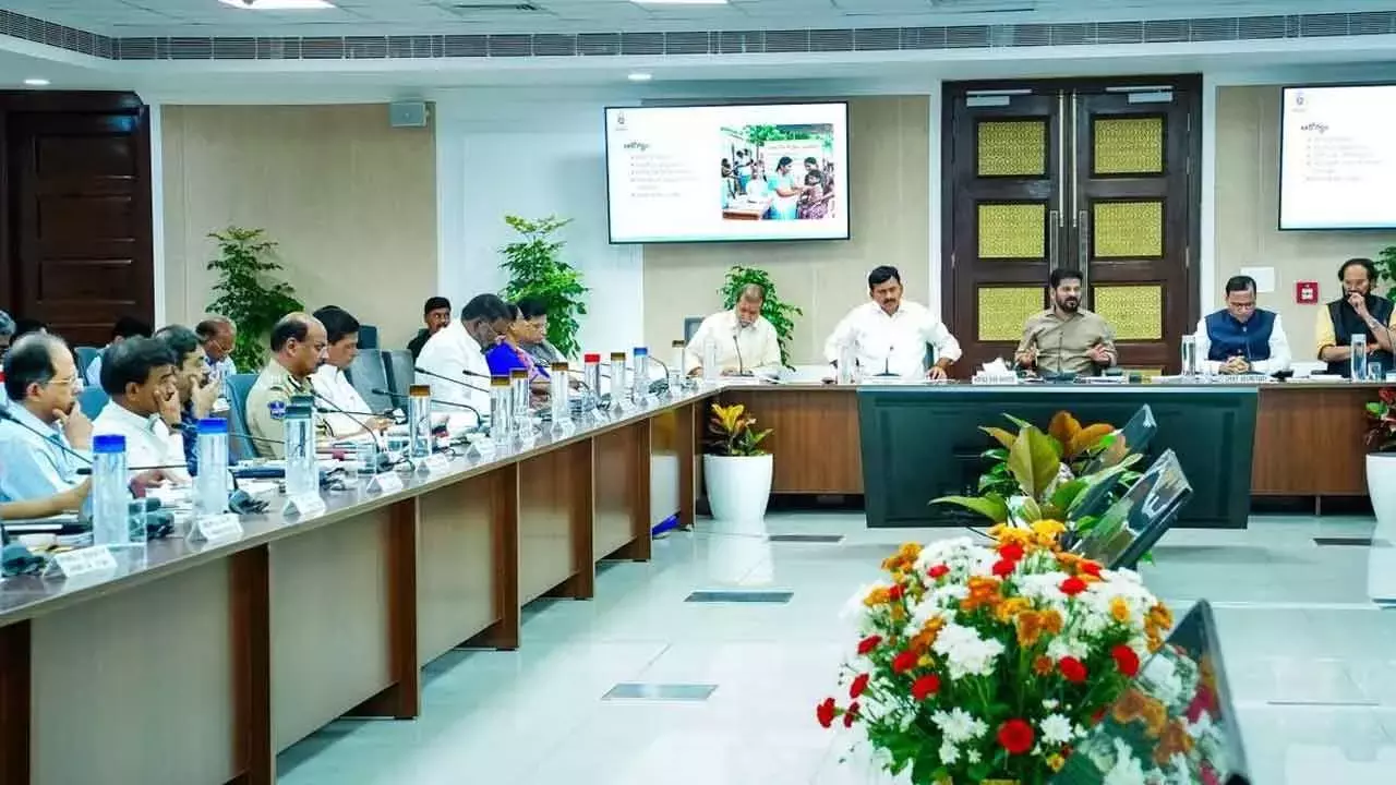 CM ने कलेक्टरों से कहा कि वे रियलिटी चेक के लिए फील्ड विजिट करें CM ने कलेक्टरों से कहा कि वे रियलिटी चेक के लिए फील्ड विजिट करें