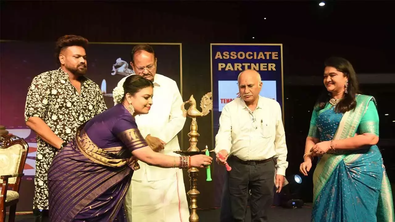 महिलाओं को शिक्षित करना विकास की कुंजी है: वेंकैया