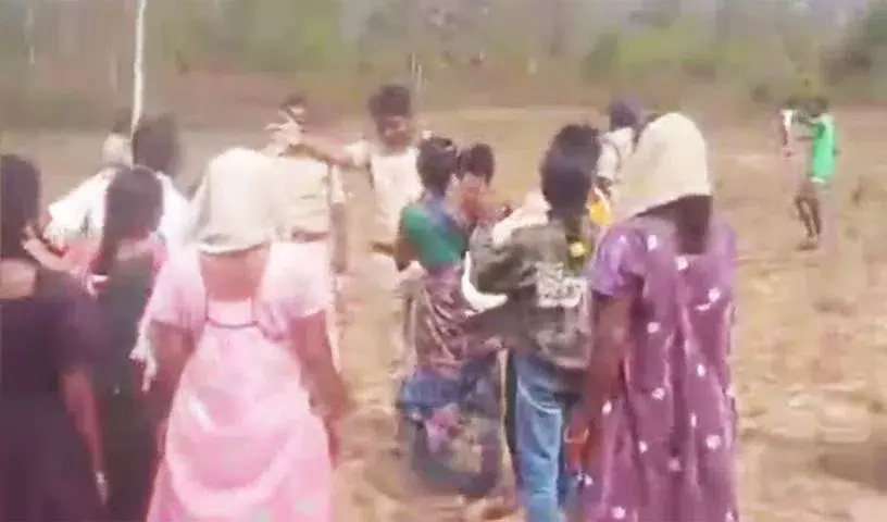 Telangana के अश्वरावपेट में पोडू किसानों की वन कर्मचारियों से झड़प Telangana के अश्वरावपेट में पोडू किसानों की वन कर्मचारियों से झड़प