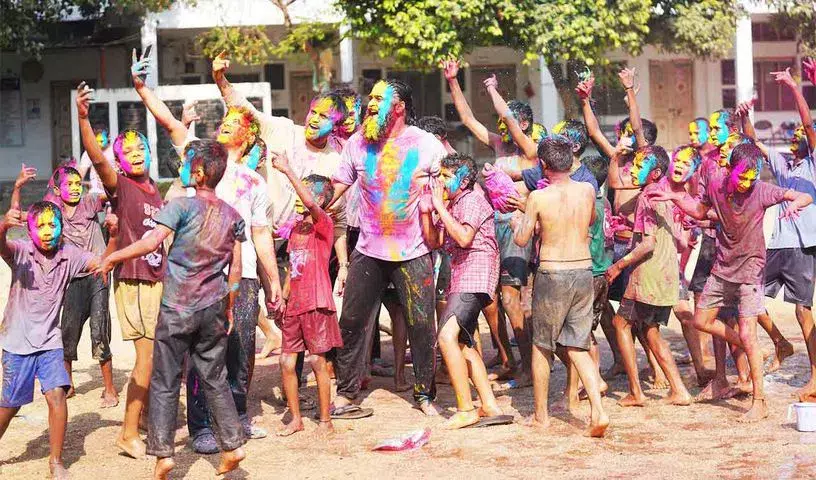 वारंगल के Kothagudem में Holi  उत्साह के साथ मनाई गई