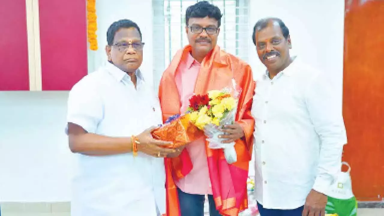 Telangana: भद्राद्री बैंक के प्रमुख ने उद्यमी चेन्नुरी श्रीकांत को सम्मानित किया Telangana: भद्राद्री बैंक के प्रमुख ने उद्यमी चेन्नुरी श्रीकांत को सम्मानित किया