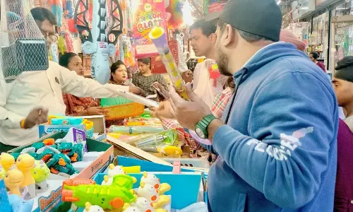 इलेक्ट्रिक वॉटर गन से लेकर गुलाल निकालने वाले सिलेंडर तक, Ambala के लोगों के पास बहुत सारे ऑप्शन हैं